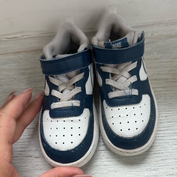 NIKE BOYS SNEAKER - Picture 4 of 6